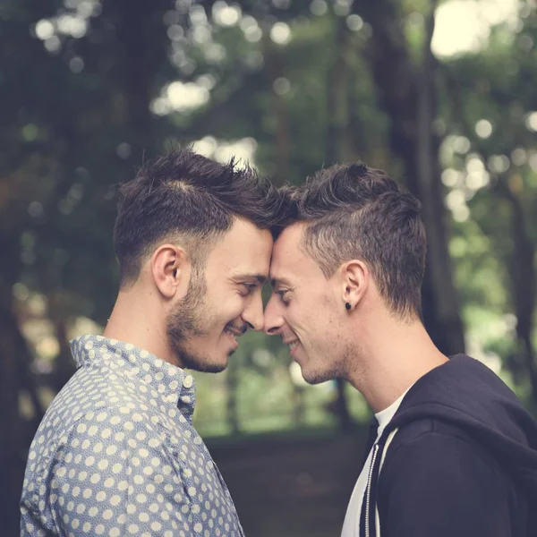 Gay pár tráví čas spolu — Stock fotografie