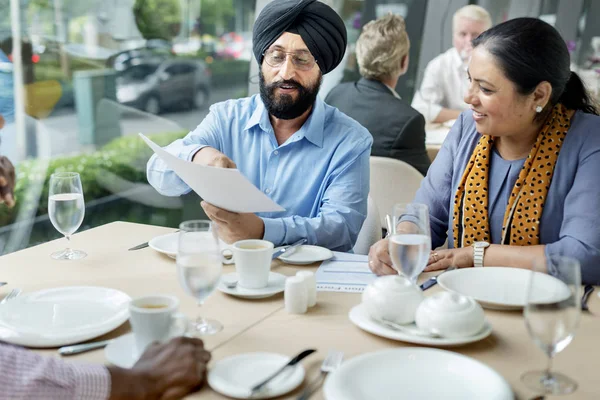 Gente de negocios en reunión en restaurante — Foto de Stock