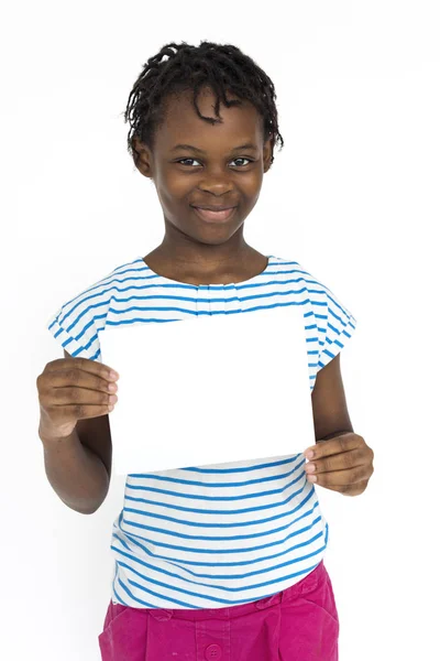 Menina segurando papel em branco — Fotografia de Stock