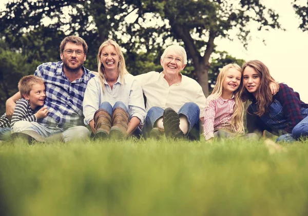 Vacker familj utomhus — Stockfoto