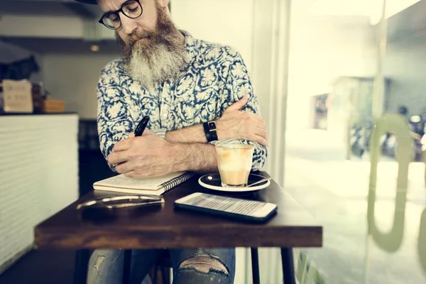 Écrivain travaillant à table — Photo