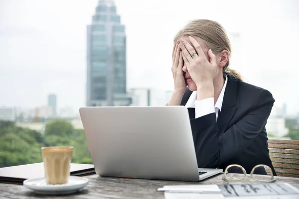 Депресивний і стресовий бізнес жінка — стокове фото