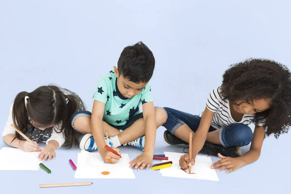 Anak-anak kecil berpose di studio — Stok Foto