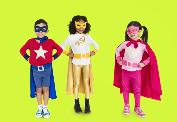 Kleine Kinder in kostümierten Superhelden — Stockfoto