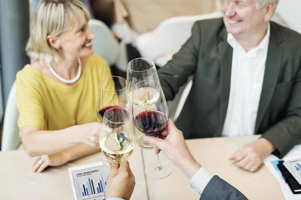 Les gens d'affaires buvant au restaurant — Photo