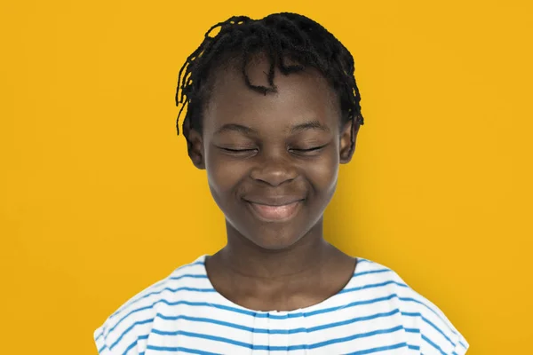 Menina sorrindo com os olhos fechados — Fotografia de Stock