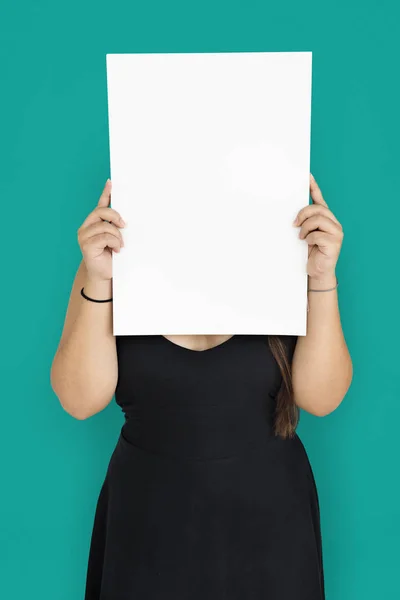 Mujer sosteniendo tablero blanco —  Fotos de Stock