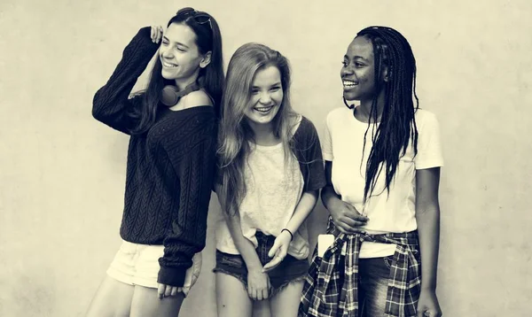 Drie tiener vriendinnen — Stockfoto