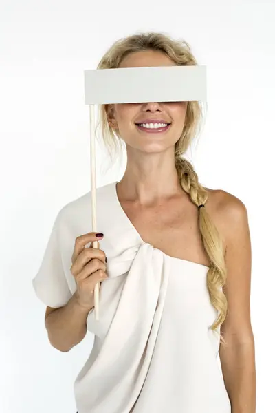 Mujer sosteniendo banner de papel — Foto de Stock