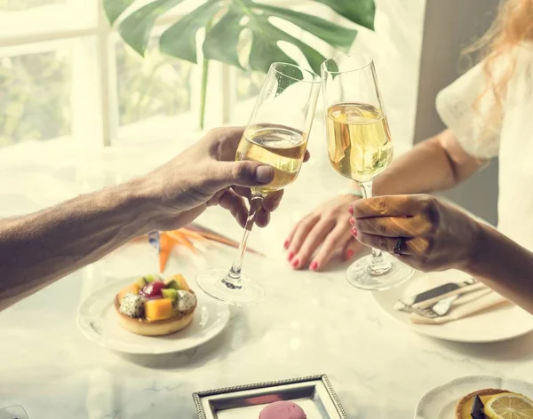 Par som dricker champagne — Stockfoto