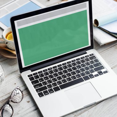 çalışma alanı tablo açılan laptop