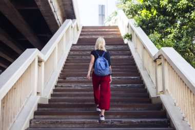 Kadın Traveler yürüyen merdiven