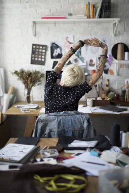 Yaratıcı tasarımcı şık giysiler oluşturma