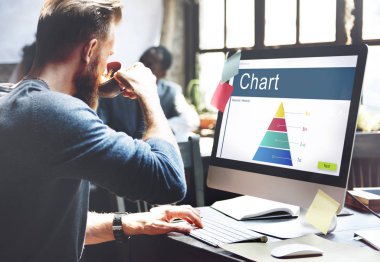 bilgisayarda çalışan işletme adam