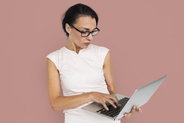 İş kadını Laptop 'ta çalışıyor