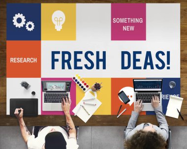 dizüstü bilgisayarlarda çalışan insanlar