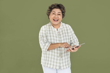  dijital tablet kullanan kadın