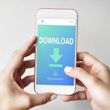 Cep telefonu ellerinde.