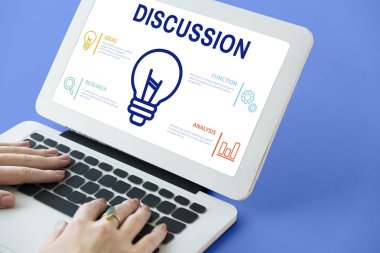 Dizüstü bilgisayarda çalışan kadın