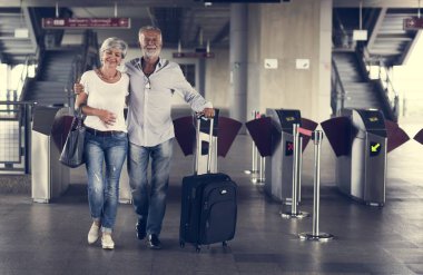 Üst düzey çift tren istasyonu üzerinde yürüme