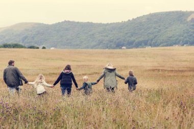 Aile tarlada yürüyor