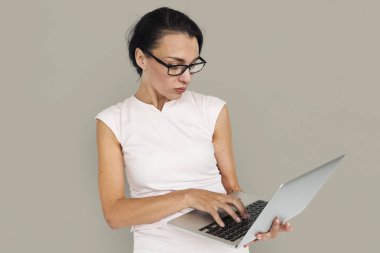 İş kadını Laptop 'ta çalışıyor