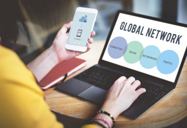 Dizüstü bilgisayar kullanan genç kadın