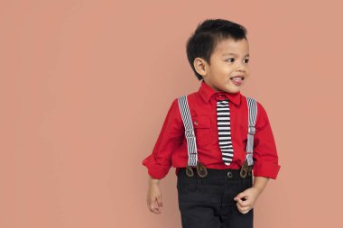 Çok güzel Asyalı çocuk kırmızı gömlekli