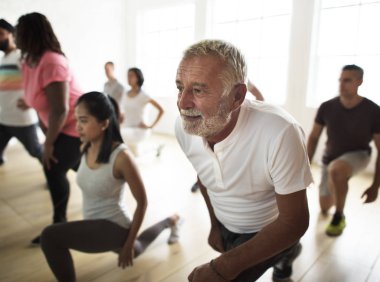 Joga sınıfındaki yapan insanlar 