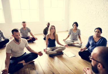 Çeşitlilik insanlar egzersiz yapıyor 