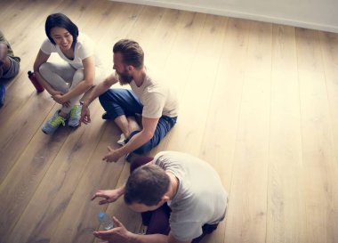 Çeşitlilik insanlar egzersiz yapıyor 