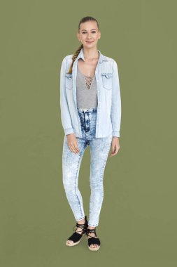 Genç kadında rahat: denim