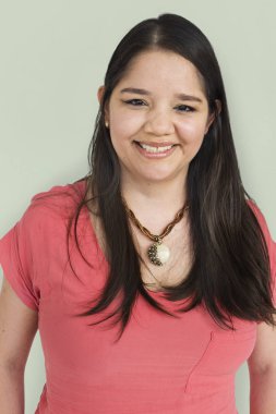 Stüdyoda gülümseyen kadın