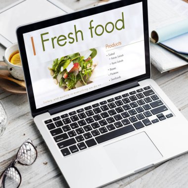 çalışma alanı tablo açılan laptop