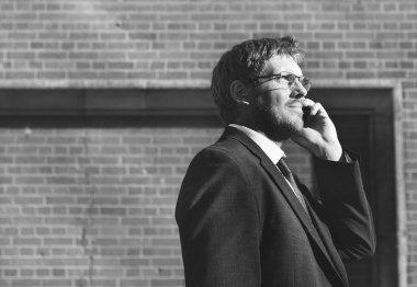 İş adamı cep telefonuyla konuşuyor.