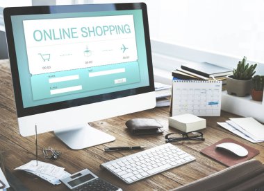 bilgisayar monitöründe ofis çalışma masası