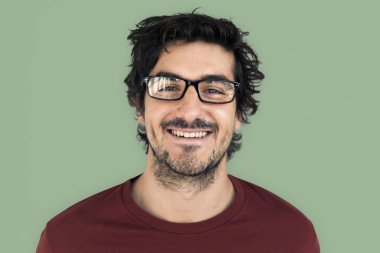 Studio gülümseyen adam