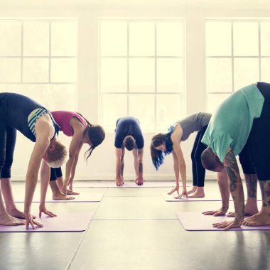 insanlar Yoga pratik yapıyor