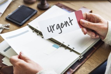 anýmsatýcý Not tutan kişi 