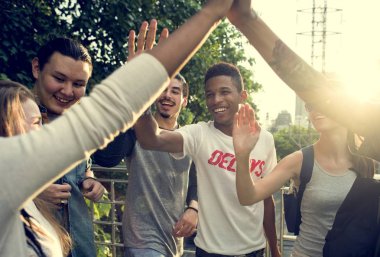 Arkadaşlar beşlik çakıyor.