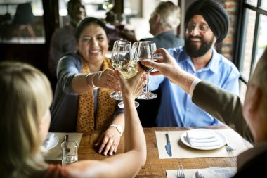 Restoranda içki iş adamları 
