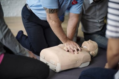 CPR ilk yardım eğitimi öğrenme insanlar