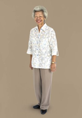 Neşeli üst düzey Asyalı kadın