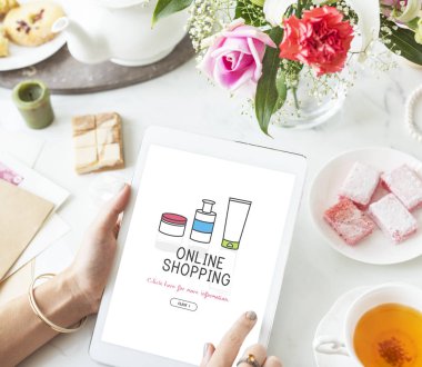 Dijital tablet tutan eller kadın