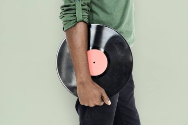 Vinil disk tutan adam