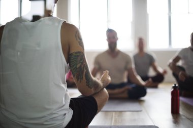 Joga sınıfındaki yapan insanlar 