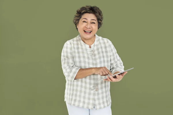 Vrouw die digitale tablet gebruikt — Stockfoto