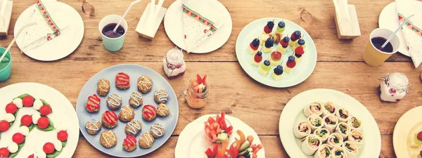 Vários pratos na mesa — Fotografia de Stock