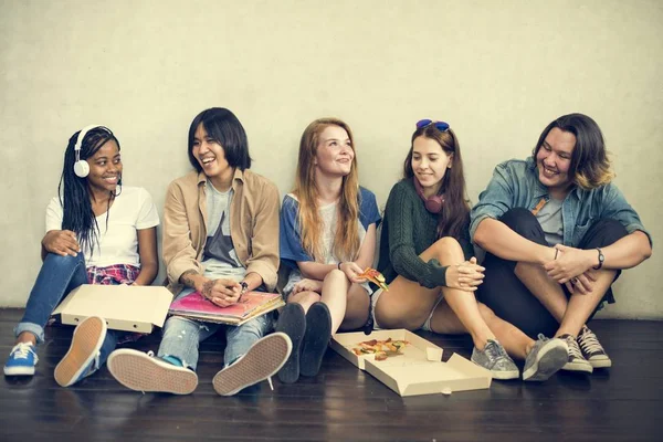 Amigos comendo pizza — Fotografia de Stock