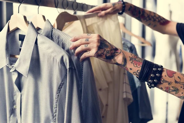 Mani di donna con tatuaggi — Foto Stock